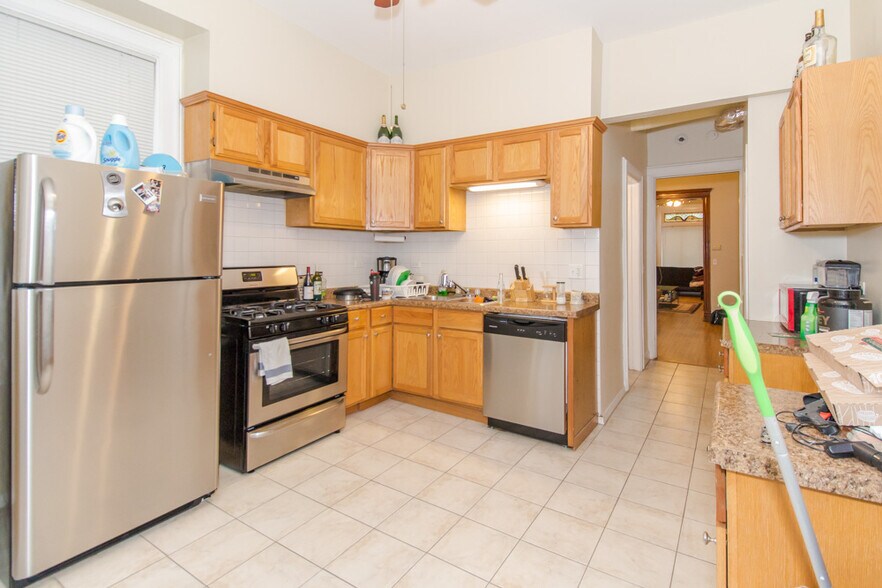 Primary Photo - 3727 N Marshfield Ave