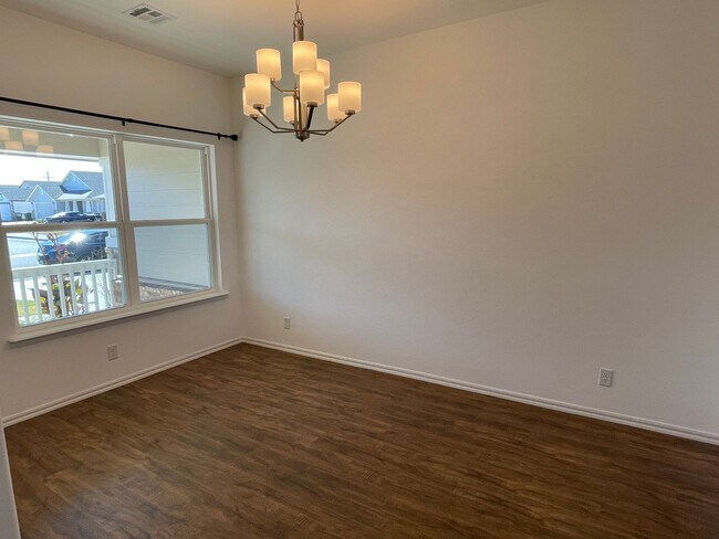 Building Photo - Spectacular 4 bedroom, 2 bath home in Owasso