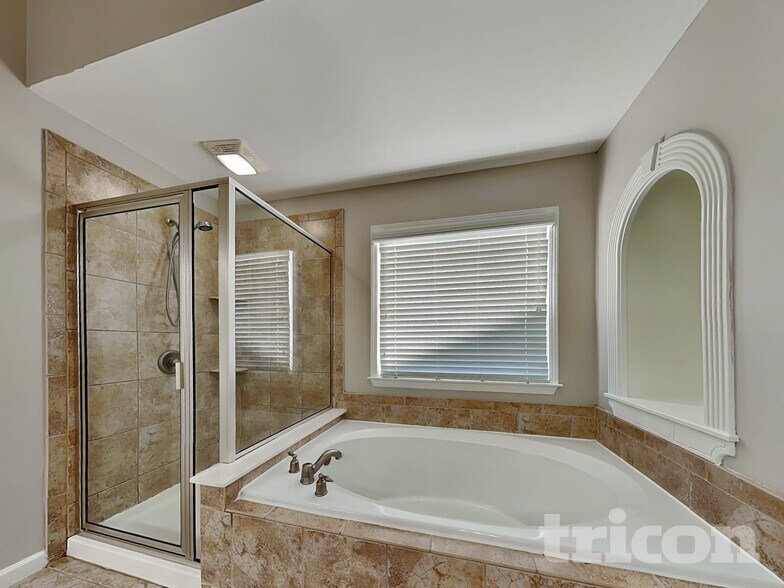 Building Photo - 1533 Country Wood Dr