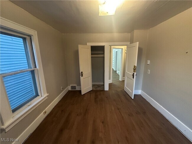 Building Photo - 523 Gage St