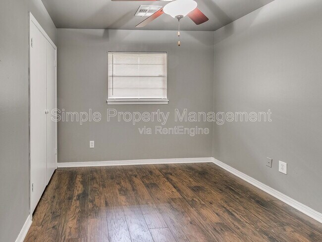 Building Photo - 136 Burton Pl