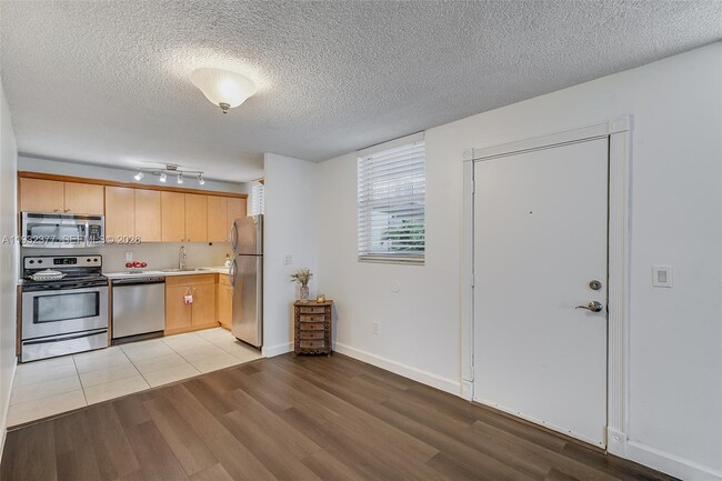 Building Photo - 1801 S Treasure Dr