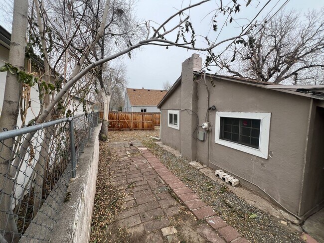 Building Photo - 2 Bed 1 Bath House in Westwood Neighborhood