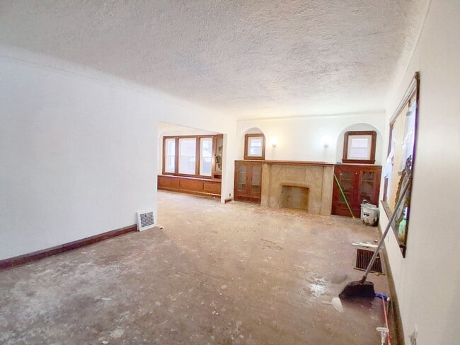 Building Photo - 3 BED, 1 BATH BEAUTIFUL SINGLE-FAMILY HOME IN CLEVELAND!