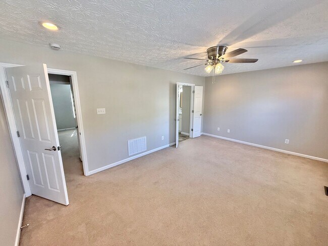 Building Photo - West Knoxville 37932 - 4 bedroom, 2.5 bath home - Contact Tanner Fee (865) 850-5103