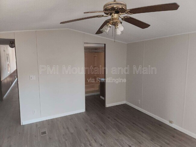 Building Photo - 15 Sarah Hill