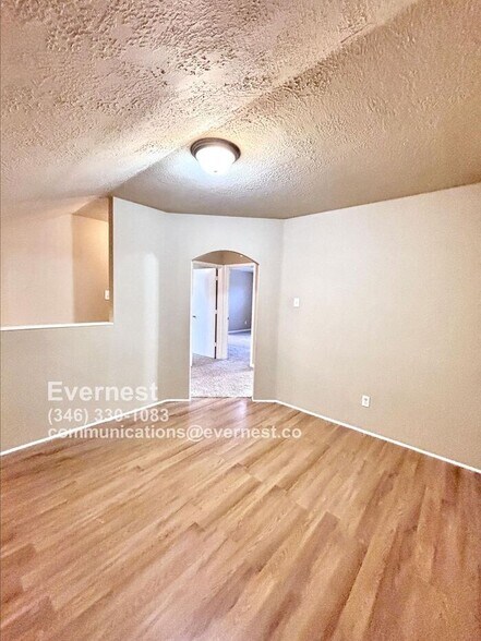 Building Photo - 19402 Sandy Woods Dr