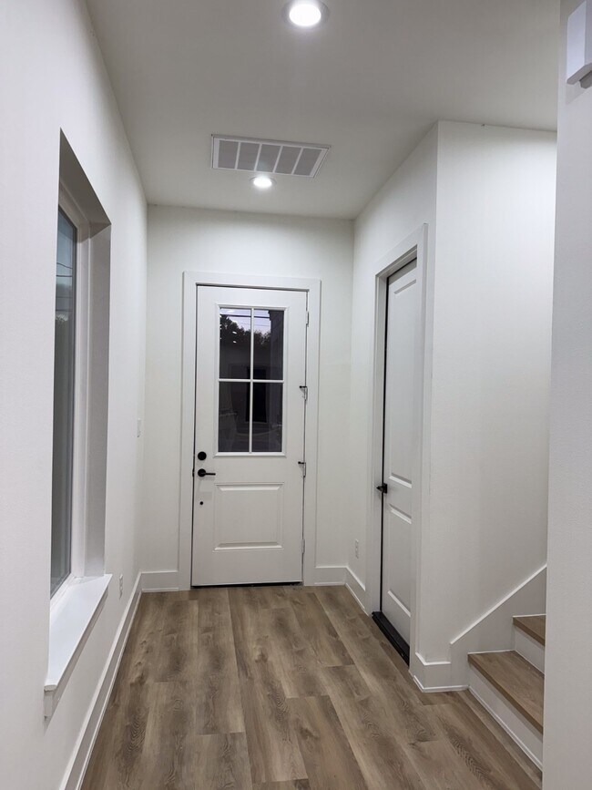 Building Photo - 9005 Comal St