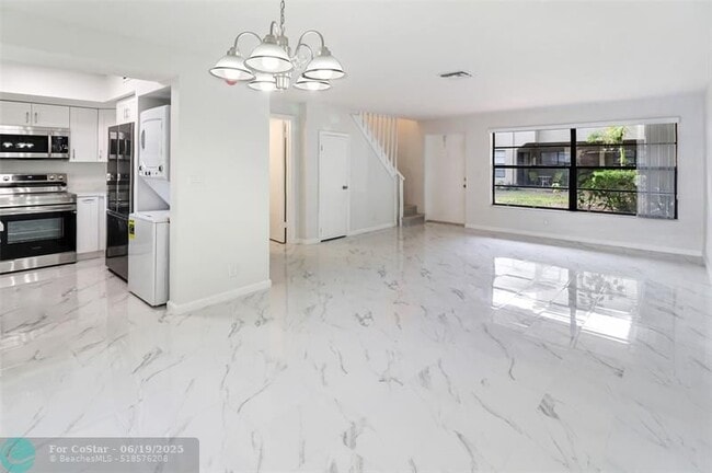 Building Photo - 2590 Coral Springs Dr