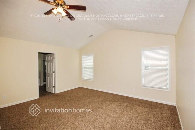 Building Photo - 2245 Village Green Dr