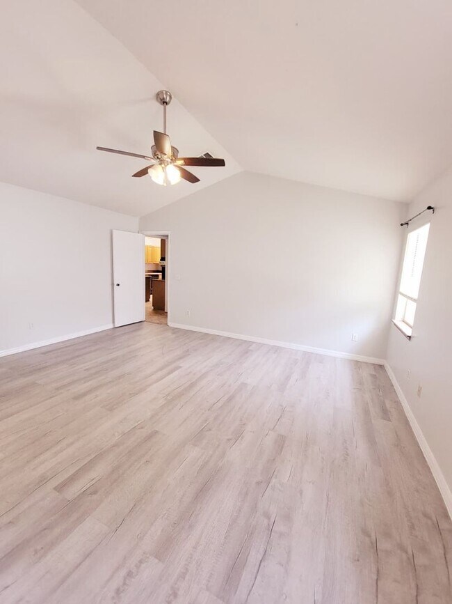 Building Photo - For Rent | Hidden Glen Community | 4 Bed, 2 Bath + Private Pool Oasis