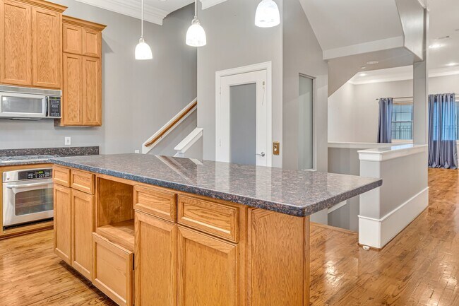 Building Photo - 1215 Rosedale St