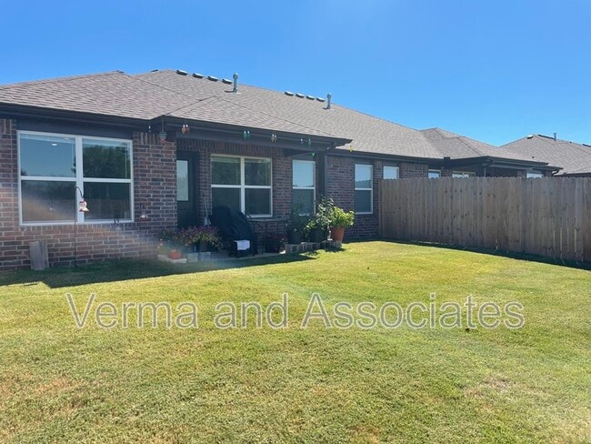 Building Photo - 463 Barbet Dr