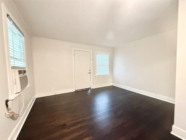 Building Photo - 119 Oak Dr