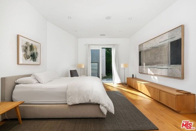 Building Photo - 429 N Lucerne Blvd