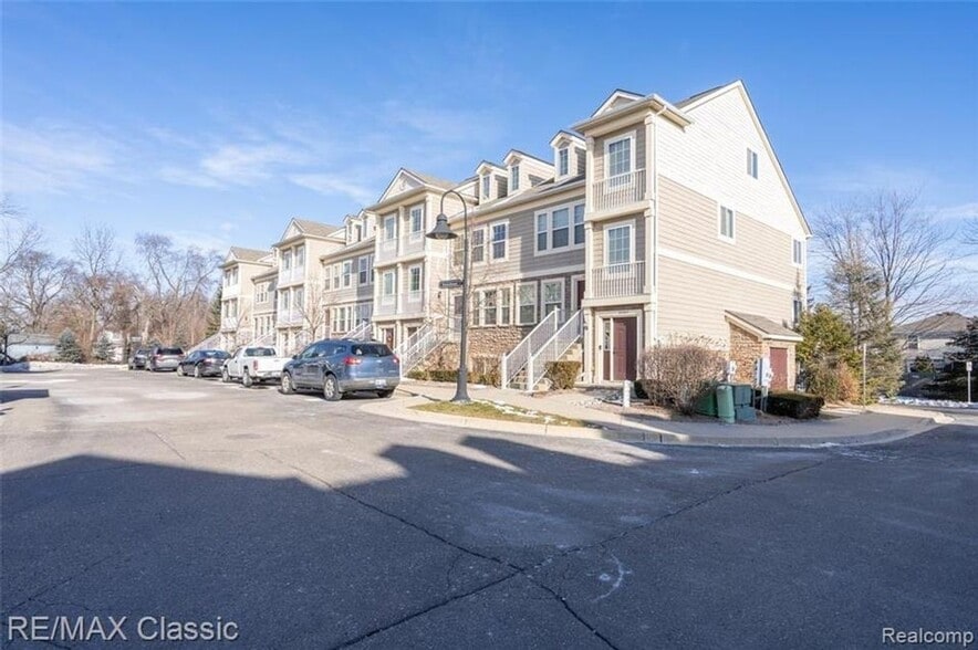 Building Photo - 3072 Schoolhouse