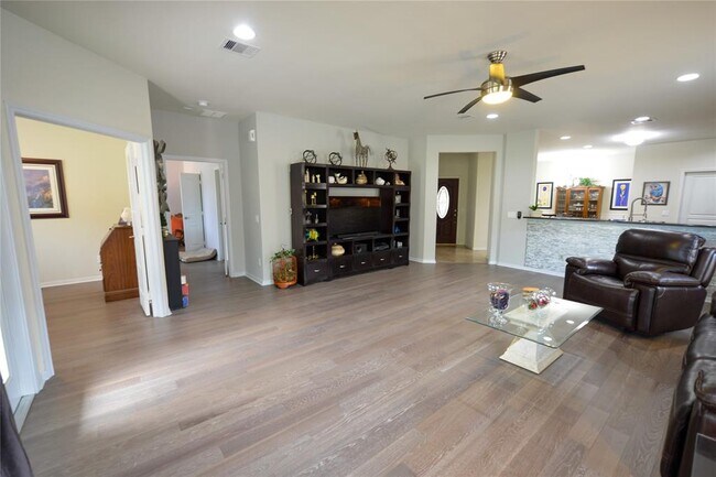 Building Photo - 1211 Majestic Oak