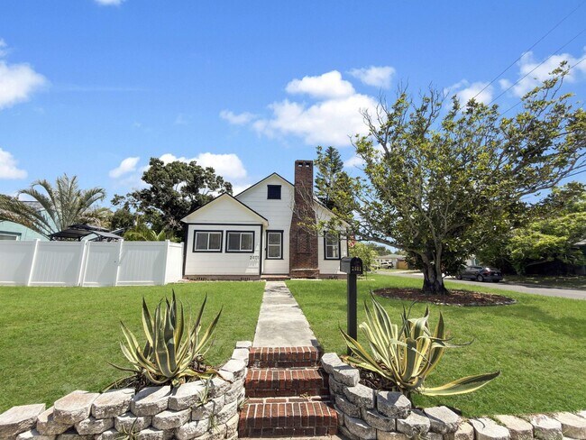 Building Photo - Recently Updated 3/2 with Pool and 2 Car Garage