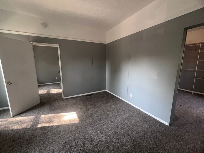 Building Photo - Three Bedroom Single Family Located Near D...