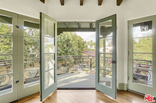 Building Photo - 707 N Bedford Dr