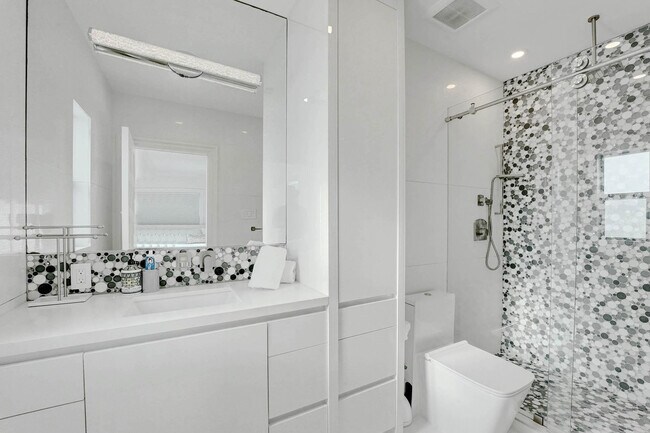 Building Photo - 614 Poinciana Dr