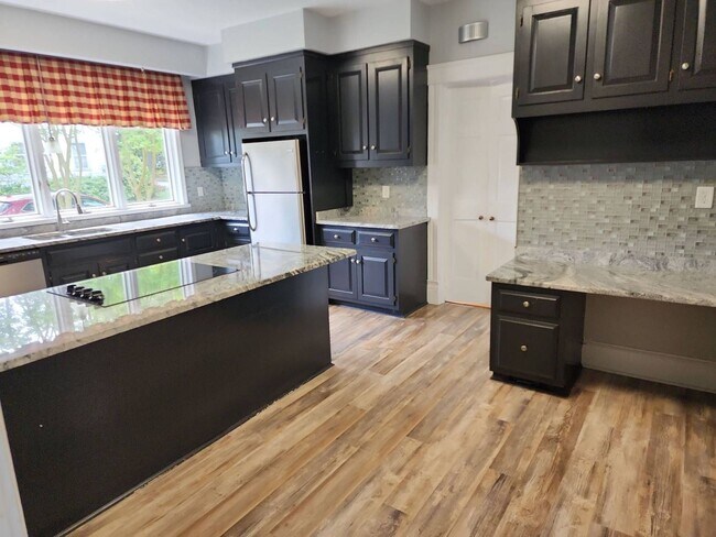 Building Photo - Incredible 5 Bedroom Home with Detached Garage in West Point!