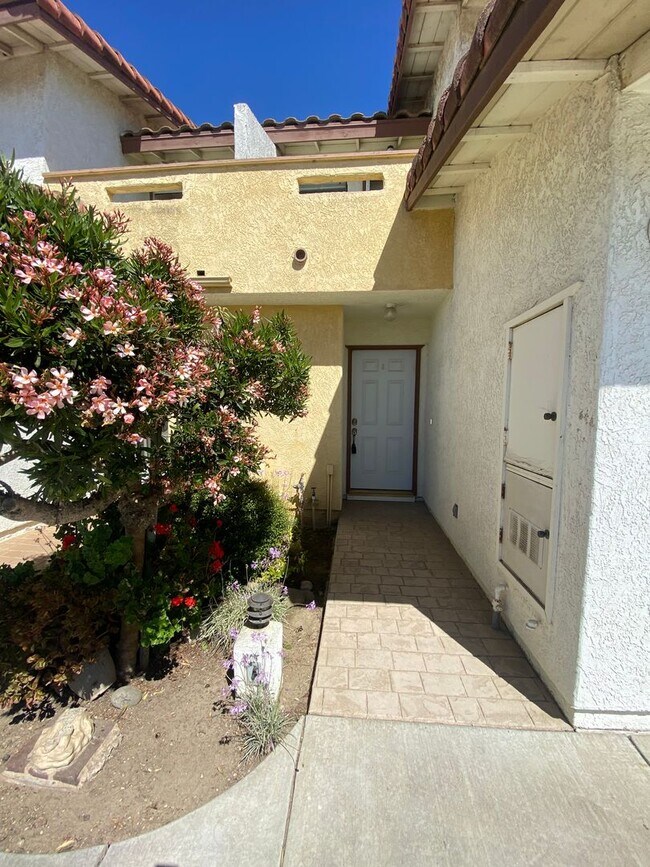 Building Photo - Large Centrally Located Two Story Condo wi...