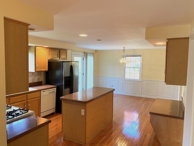 Building Photo - 322 Lowell St