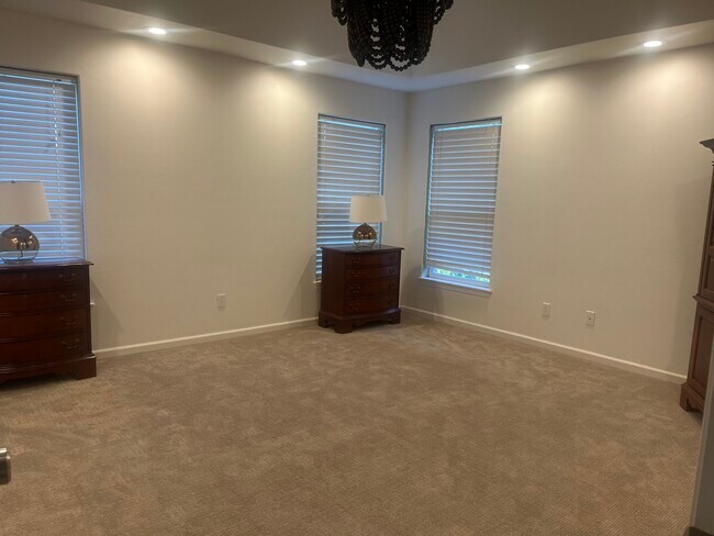 Building Photo - 648 E Maberry Dr