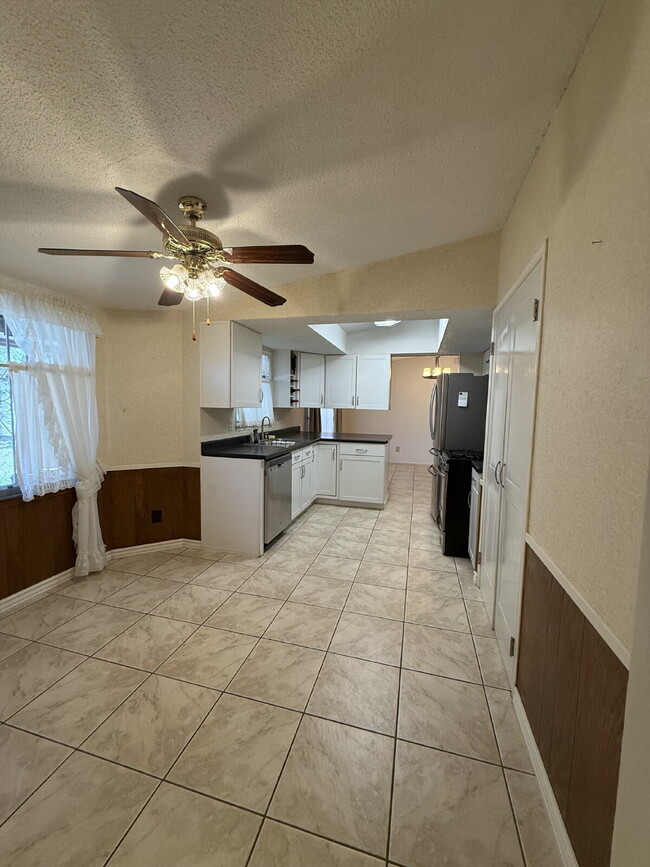 Building Photo - 10449 Chinaberry Dr