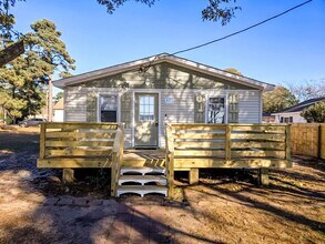 Building Photo - 2 Bedroom 1 Bath Home in Jarvisburg $1950/mo