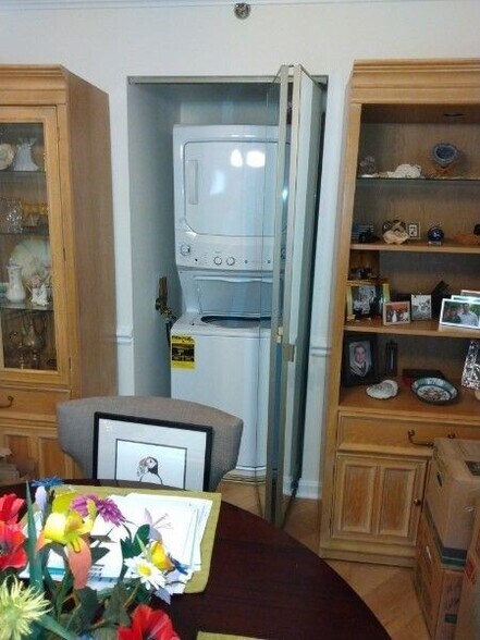 Building Photo - 2121 Jamieson Ave