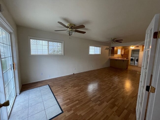 Building Photo - Large 3 bed 2 bath house