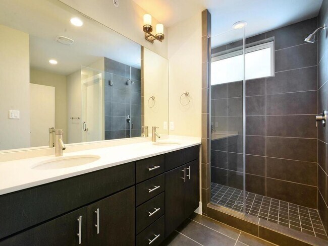 Building Photo - 2612 W 12th St