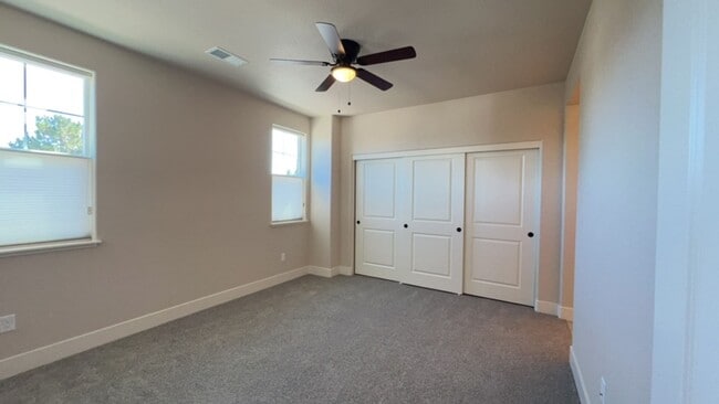 Building Photo - MUST SEE! 2/2.5/2 Townhome in Gardnerville