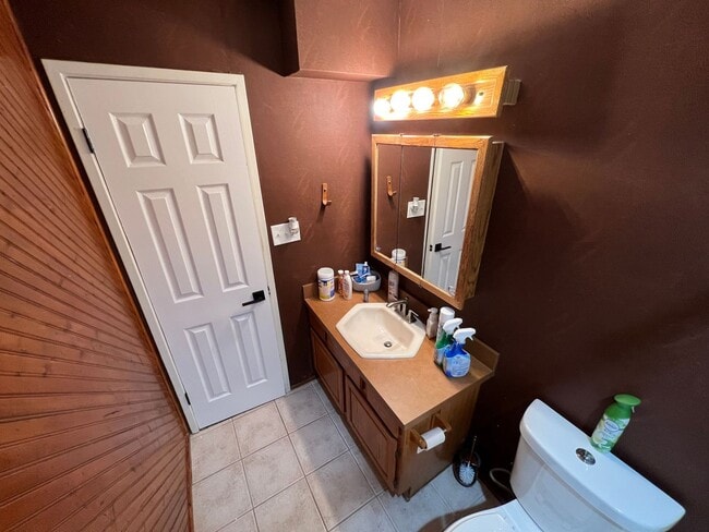 Building Photo - Gorgeous 4 Bed 3.5 Bath End-Unit Townhome ...