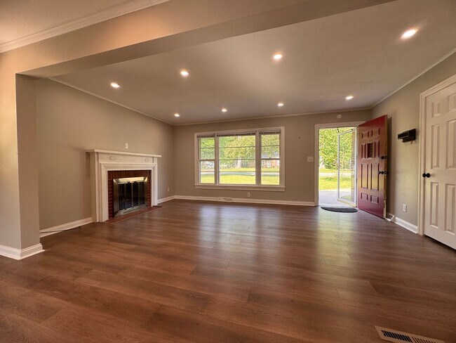 Building Photo - 3BR 1.5BA Brick Ranch in Lexington