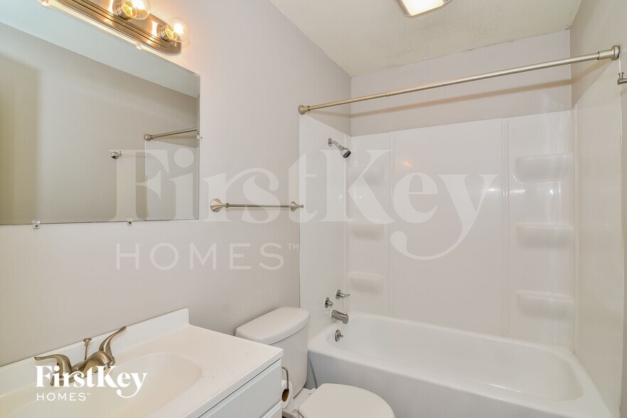 Building Photo - 307 NE Arlington Cir