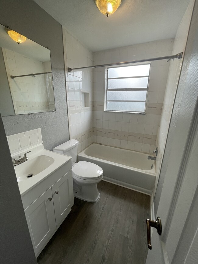 Building Photo - 338 W Bay Ave