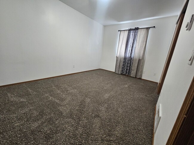 Building Photo - Great deal on this SPACIOUS 2bdr PET FRIEN...