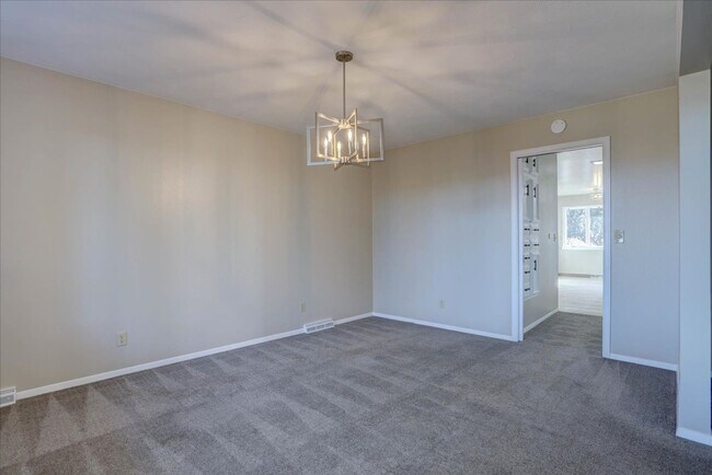 Building Photo - 3 Bedroom 3 Bathroom Home on a 1 Acre Lot