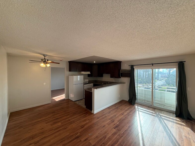 Building Photo - 400 N Hobart Blvd