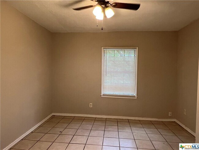 Building Photo - 511 E Walnut St