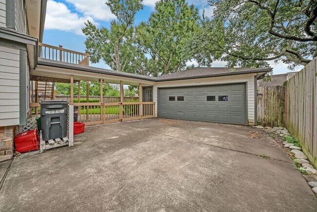 Building Photo - 16326 Heatherdale Dr