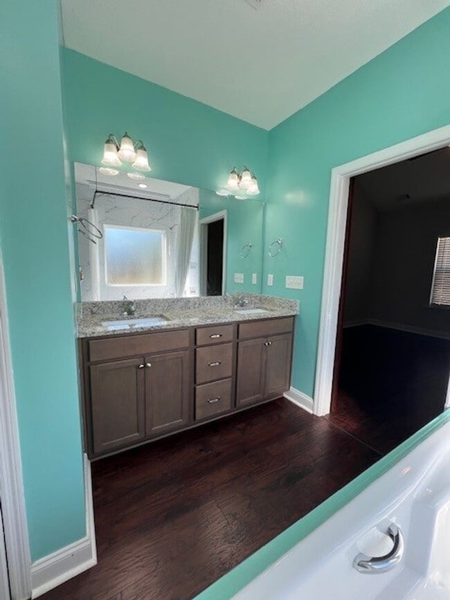 Building Photo - 4 Bedroom, 2 Bath Home in Elias Station