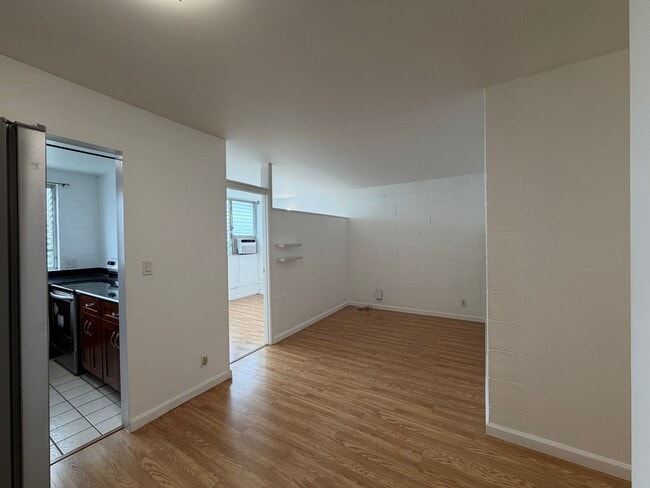 Building Photo - Kapalama: 1 Bed, 1 Bath Apartment with Den and 1 Parking