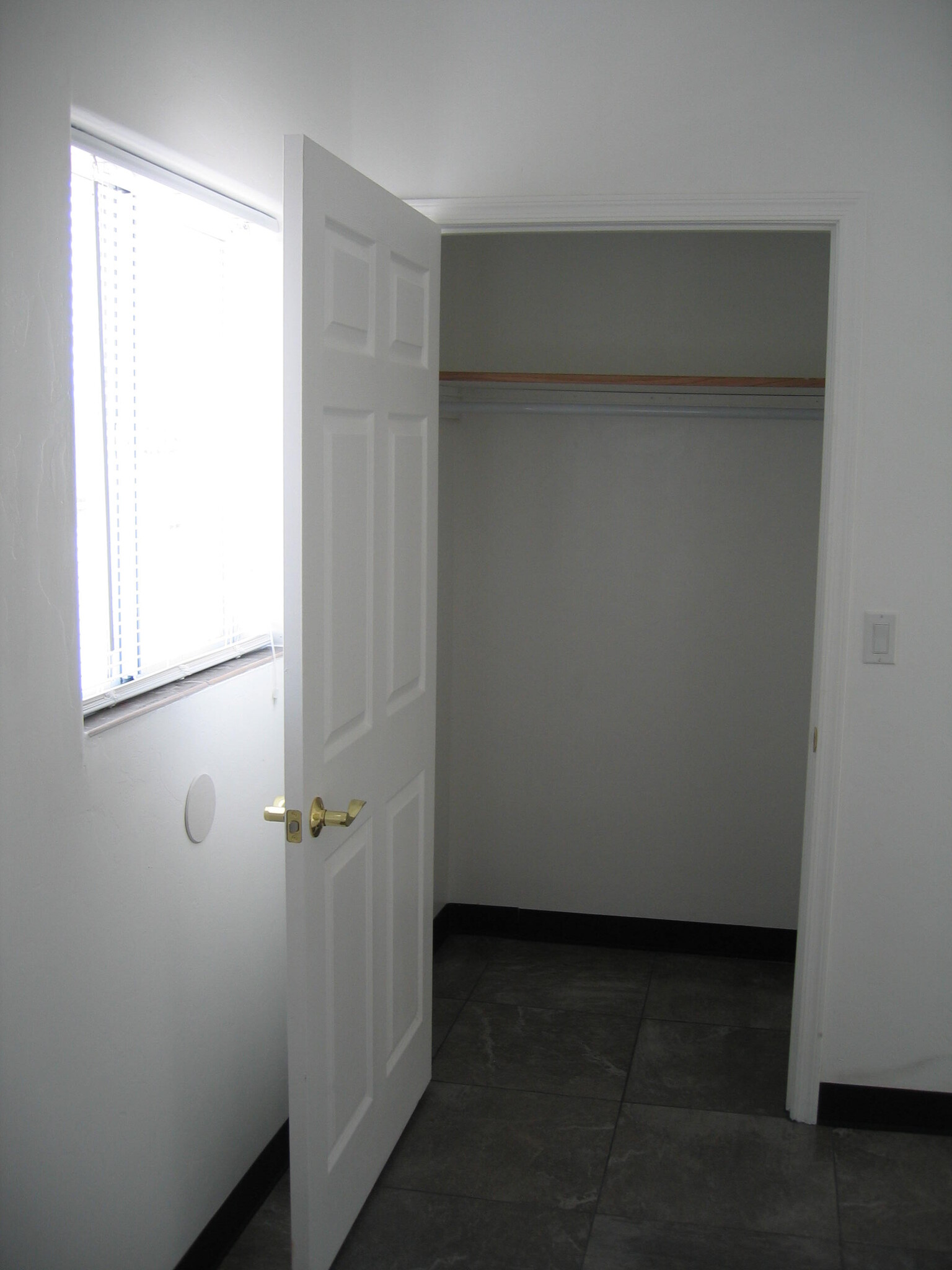 Building Photo - 914 E Hedrick Dr