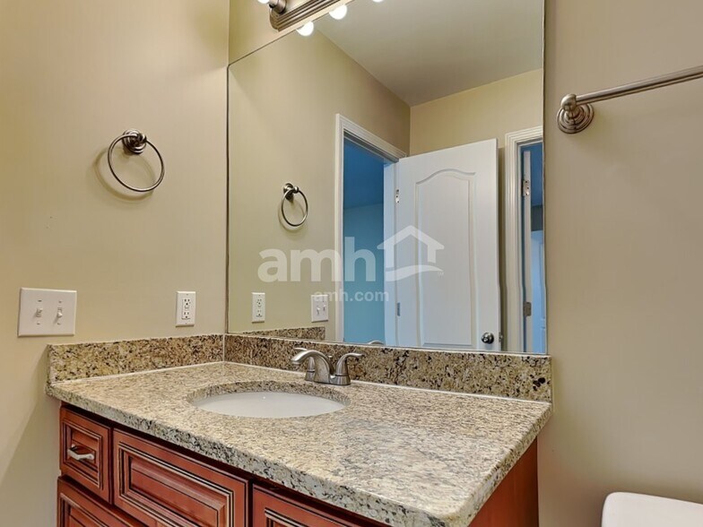 Building Photo - 515 Flat Rock Ter