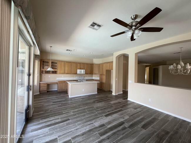 Building Photo - 901 W Oriole Way