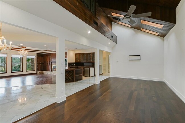 Building Photo - 4000 Belmont Park Dr